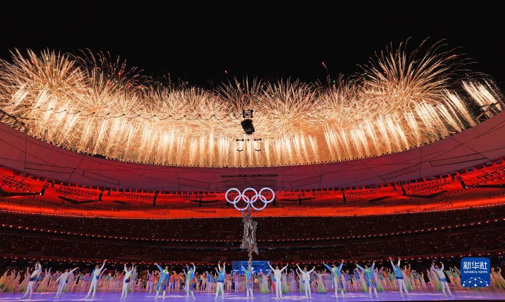 &emsp;&emsp;2022年2月20日晚，北京第二十四届冬季奥林匹克运动会闭幕式在国家体育场举行。这是焰火表演。新华社记者 曹灿 摄