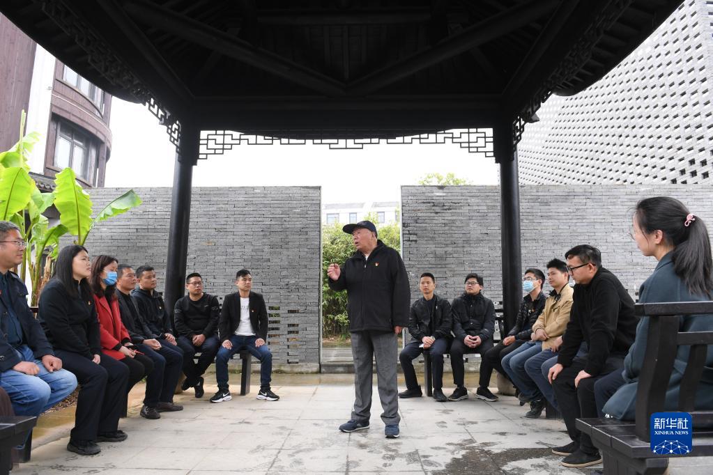 &emsp;&emsp;2021年4月11日，浙江诸暨枫桥镇魏廉村老党员魏杏根（中）在枫桥经验陈列馆的亭子内和年轻党员分享当年运用“枫桥经验”化解基层矛盾的故事。新华社记者 翁忻旸 摄
