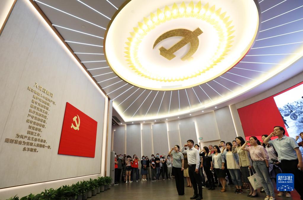 &emsp;&emsp;党员在上海中共一大纪念馆里重温入党誓词（2021年6月3日摄）。新华社记者 刘颖 摄